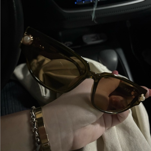 Le Specs x Missoma Pearl Sunglasses - Picture 11 of 11